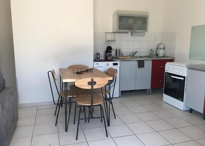 בית נופש De La Clape A La Mon Petit Pavillon Labellise - F2- Piscine Commune - Wifi Gratuit- Parking Prive - Arrivee Autonome - 800 M - Grande Terrasse Abritee Vent -